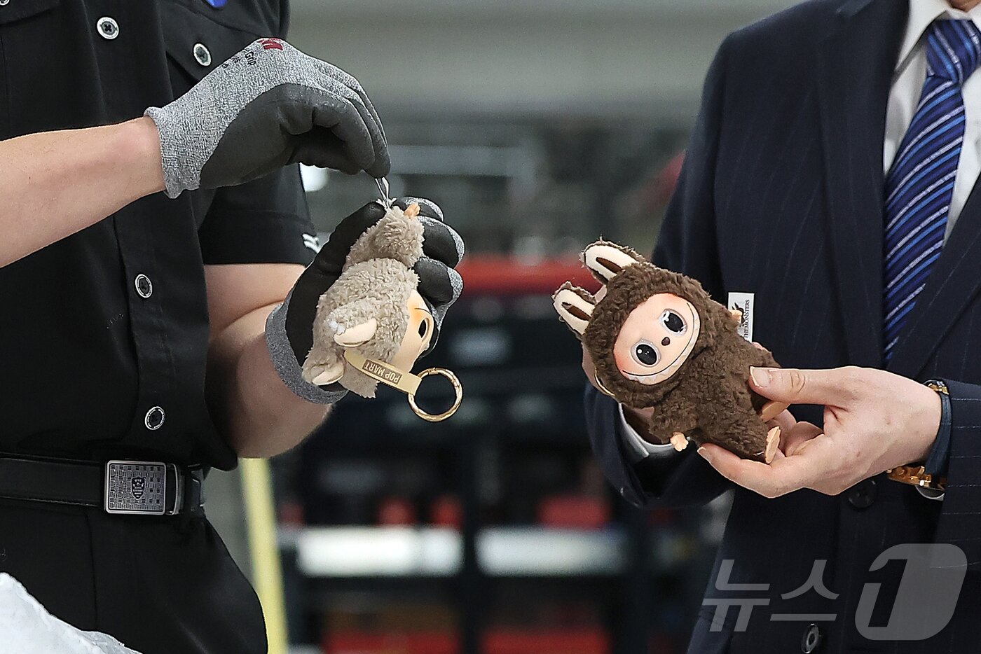 본문 이미지 - 14일 오전 인천 연수구 인천세관 해상특송물류센터 내 특송검사장에서 세관 관계자가 해외에서 배송된 수화물을 검사하고 있다. 2025.8.14/뉴스1 ⓒ News1 김진환 기자