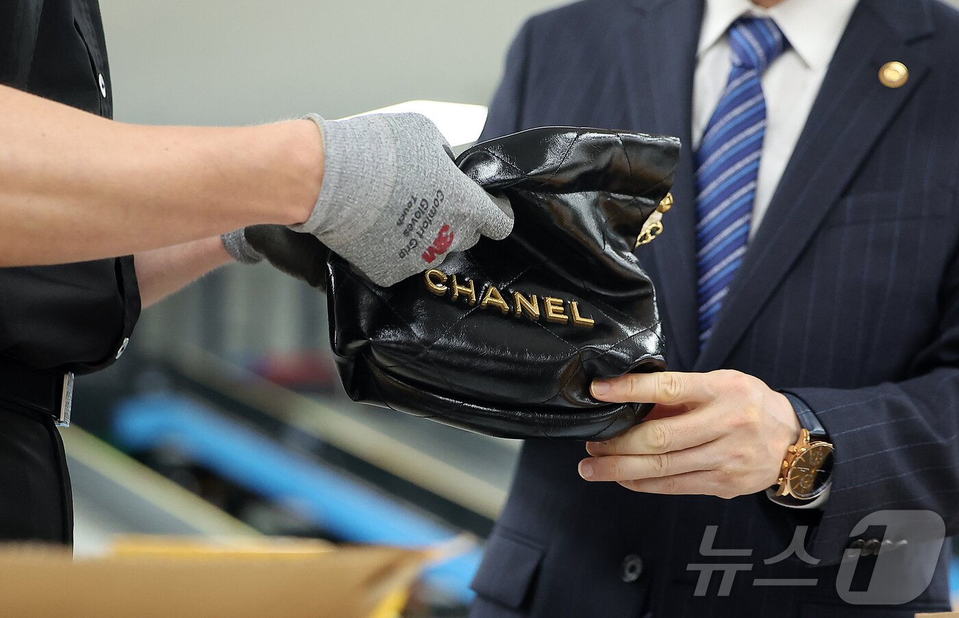 본문 이미지 - 14일 오전 인천 연수구 인천세관 해상특송물류센터 내 특송검사장에서 세관 관계자가 해외에서 배송된 수화물을 검사하고 있다. 2025.8.14/뉴스1 ⓒ News1 김진환 기자