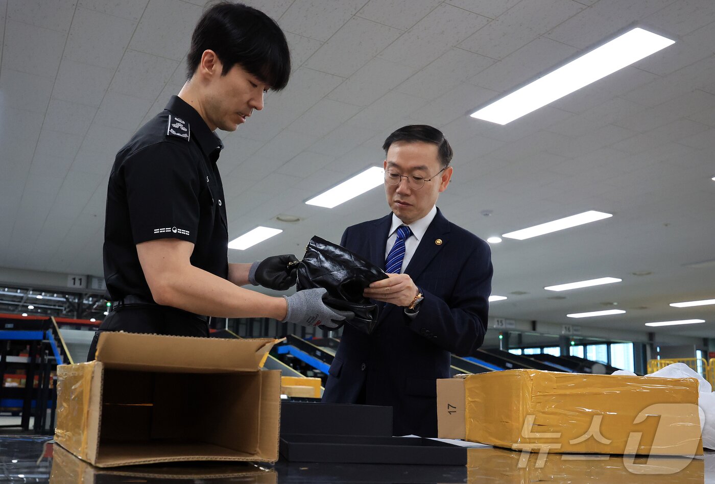 본문 이미지 - 이명구 관세청장이 14일 오전 인천 연수구 인천세관 해상특송물류센터 내 특송검사장에서 현장 점검을 하고 있다. 2025.8.14/뉴스1 ⓒ News1 김진환 기자