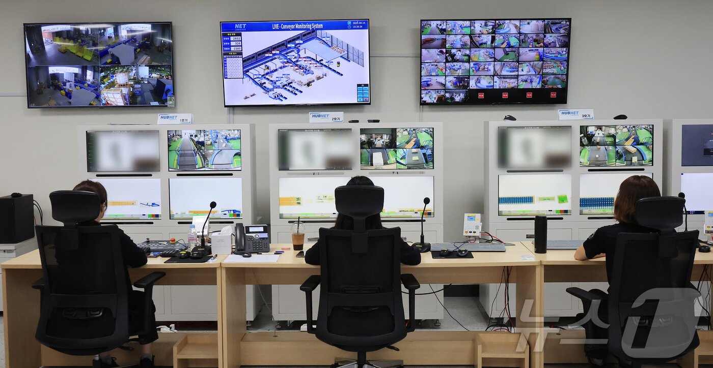 본문 이미지 - 14일 오전 인천 연수구 인천세관 해상특송물류센터 내 엑스레이 판독실에서 세관 관계자가 검사대상 물품을 엑스레이로 선별하고 있다. 2025.8.14/뉴스1 ⓒ News1 김진환 기자