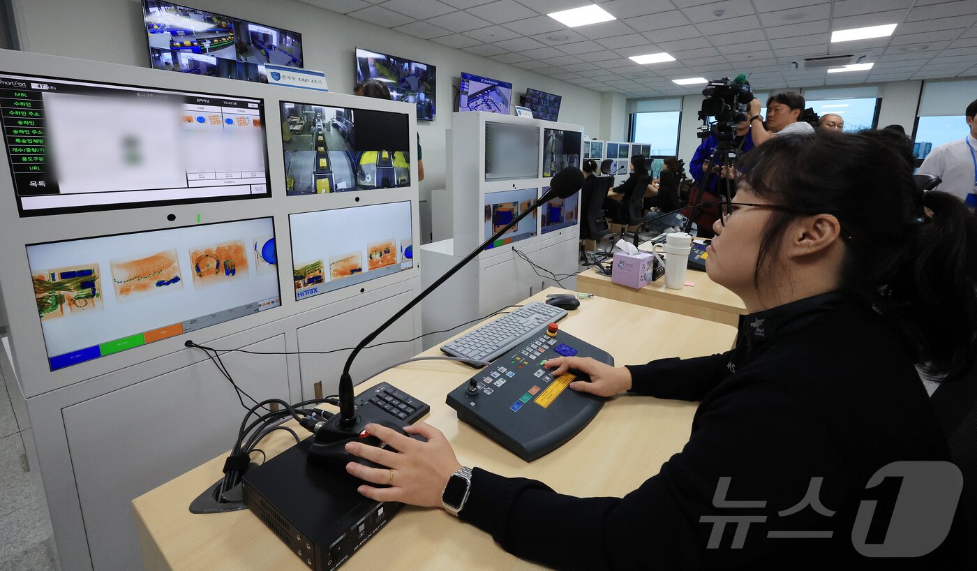 본문 이미지 - 14일 오전 인천 연수구 인천세관 해상특송물류센터 내 엑스레이 판독실에서 세관 관계자가 검사대상 물품을 엑스레이로 선별하고 있다. 2025.8.14/뉴스1 ⓒ News1 김진환 기자