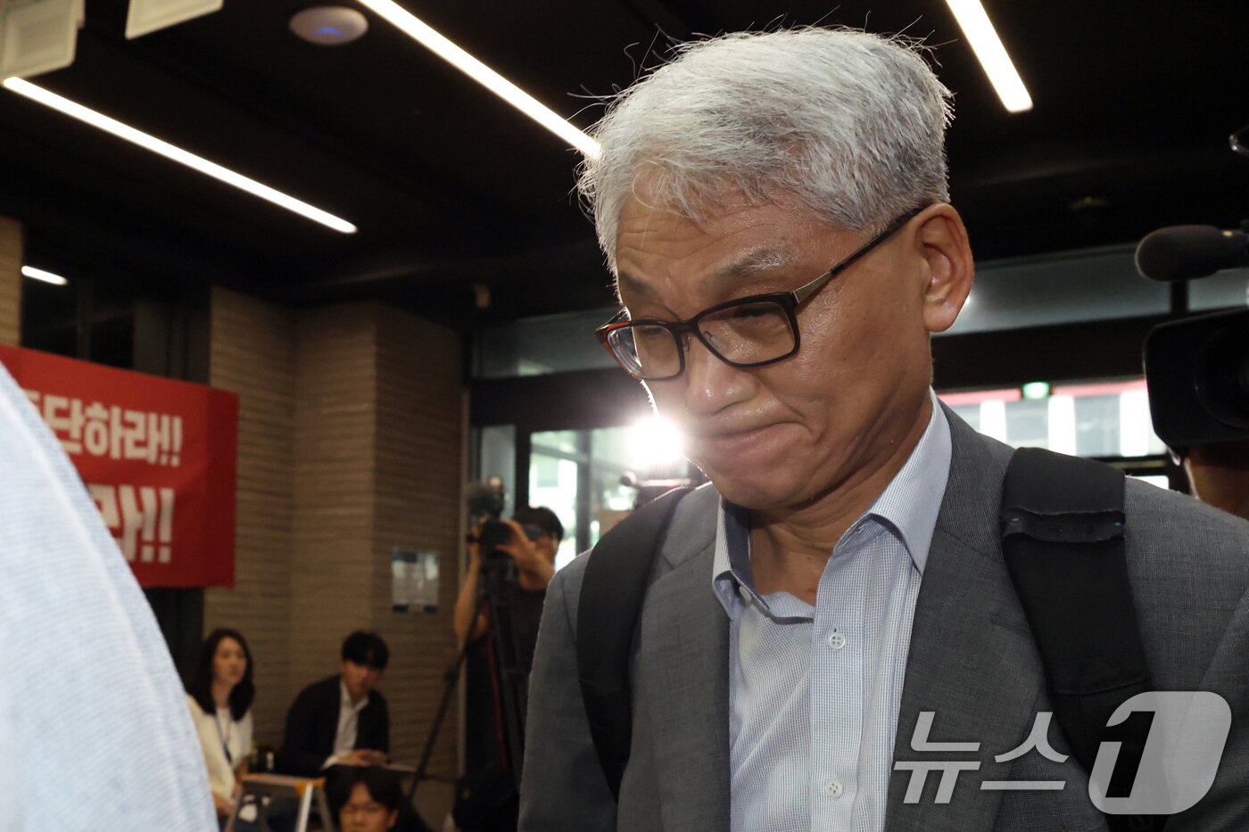 본문 이미지 - 여상원 국민의힘 중앙윤리위원회 위원장이 14일 전한길 씨에 대한 징계 논의를 위한 중앙윤리위원회를 주재하기 위해 서울 여의도 중앙당사로 들어서고 있다. &#40;공동취재&#41; 2025.8.14/뉴스1 ⓒ News1 안은나 기자