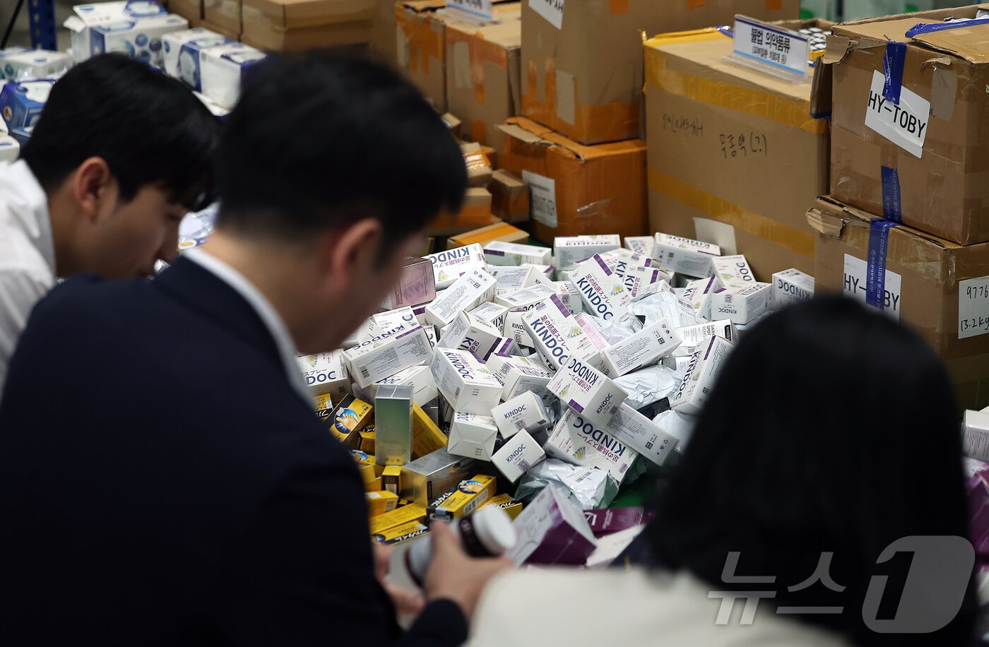 본문 이미지 - 14일 오전 인천 연수구 인천세관 통합검사센터 압수창고에서 5대 민생범죄 단속 물품들이 놓여져 있다. 2025.8.14/뉴스1 ⓒ News1 김진환 기자