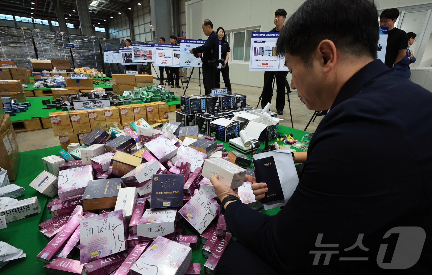본문 이미지 - 14일 오전 인천 연수구 인천세관 통합검사센터 압수창고에서 5대 민생범죄 단속 물품들이 놓여져 있다. 2025.8.14/뉴스1 ⓒ News1 김진환 기자