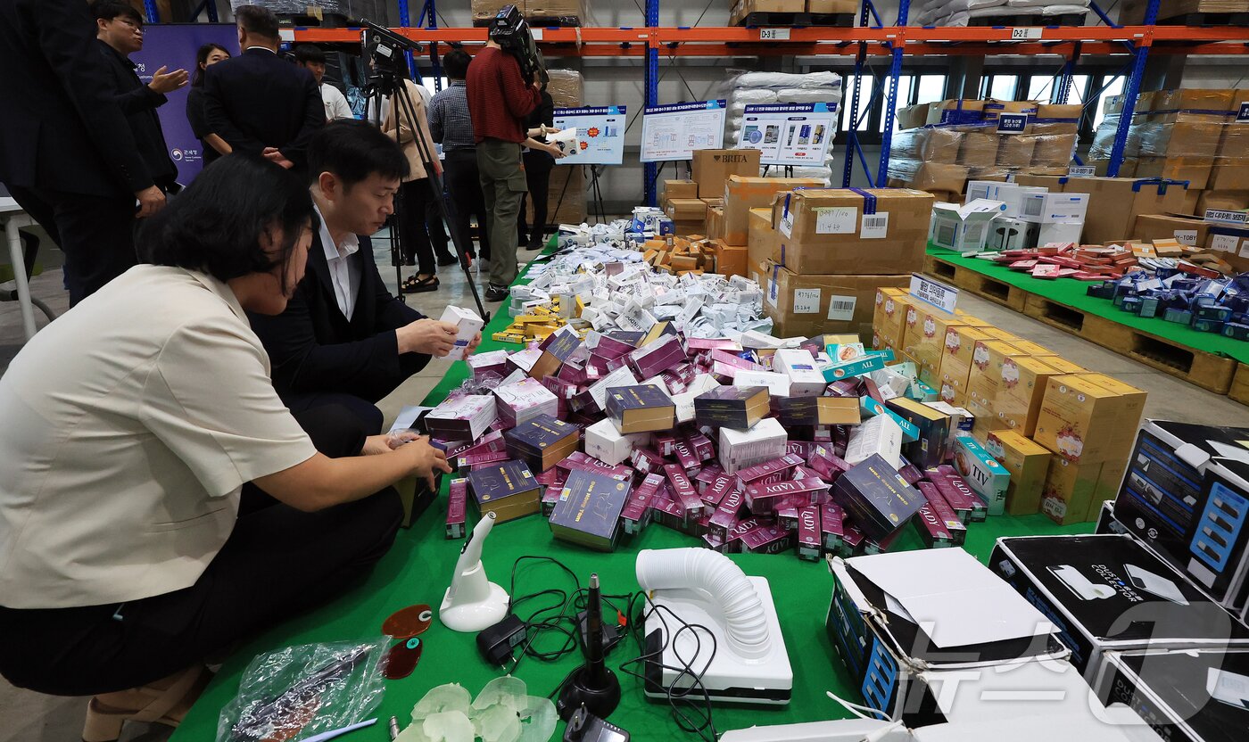 본문 이미지 - 14일 오전 인천 연수구 인천세관 통합검사센터 압수창고에서 5대 민생범죄 단속 물품들이 놓여져 있다. 025.8.14/뉴스1 ⓒ News1 김진환 기자