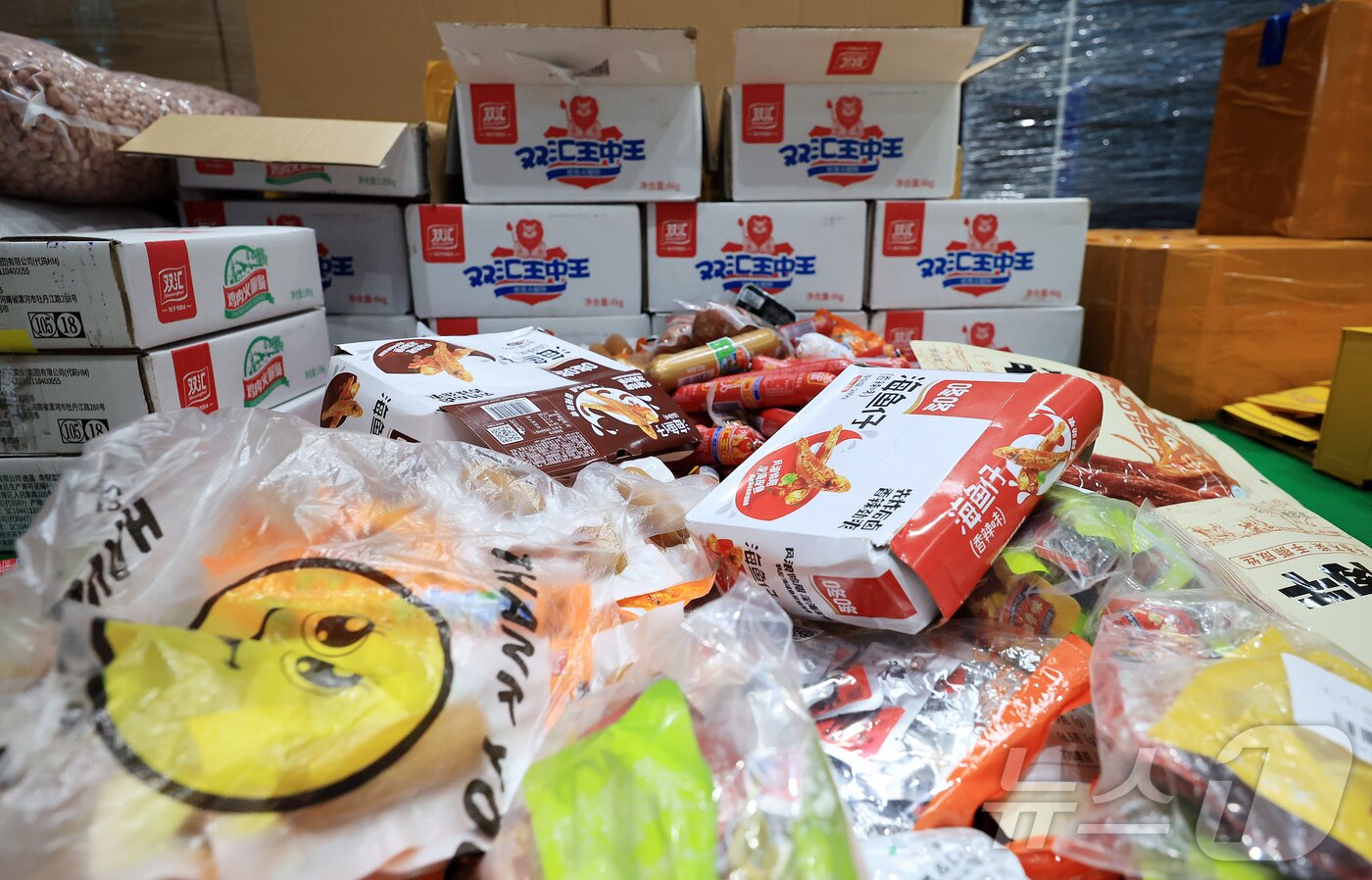 본문 이미지 - 14일 오전 인천 연수구 인천세관 통합검사센터 압수창고에서 5대 민생범죄 단속 물품들이 놓여져 있다.  2025.8.14/뉴스1 ⓒ News1 김진환 기자