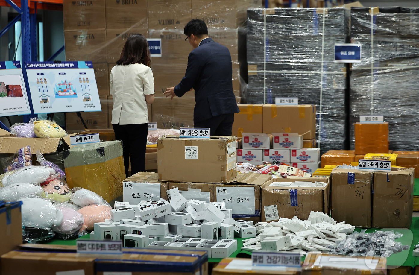 (인천=뉴스1) 김진환 기자 = 14일 오전 인천 연수구 인천세관 통합검사센터 압수창고에서 5대 민생범죄 단속 물품들이 놓여져 있다.관세청은 이날 국민의 안전·생명·재산을 위협하는 …