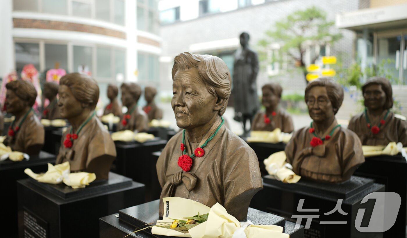본문 이미지 - &#39;일본군 위안부 피해자 기림의 날&#39;인 14일 경기 광주시 퇴촌면 나눔의집에 위안부 피해자 할머니들의 흉상에 동백꽃 목걸이가 걸려 있다.  ⓒ News1 김영운 기자