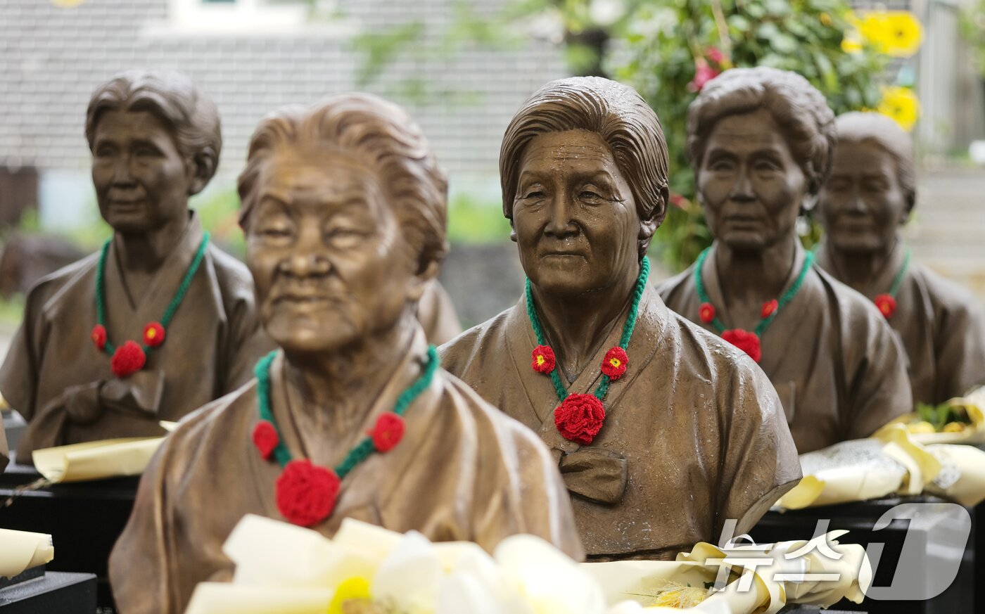 본문 이미지 - &#39;일본군 위안부 피해자 기림의 날&#39;인 14일 경기 광주시 퇴촌면 나눔의집에 위안부 피해자 할머니들의 흉상에 동백꽃 목걸이가 걸려 있다. ⓒ News1 김영운 기자