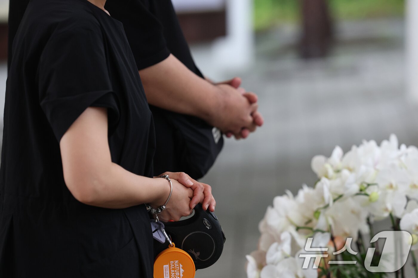 본문 이미지 - &#39;일본군 위안부 피해자 기림의 날&#39;인 14일 경기 광주시 퇴촌면 나눔의집을 찾은 시민들이 위안부 피해자 할머니들을 위해 기도를 하고 있다.  ⓒ News1 김영운 기자