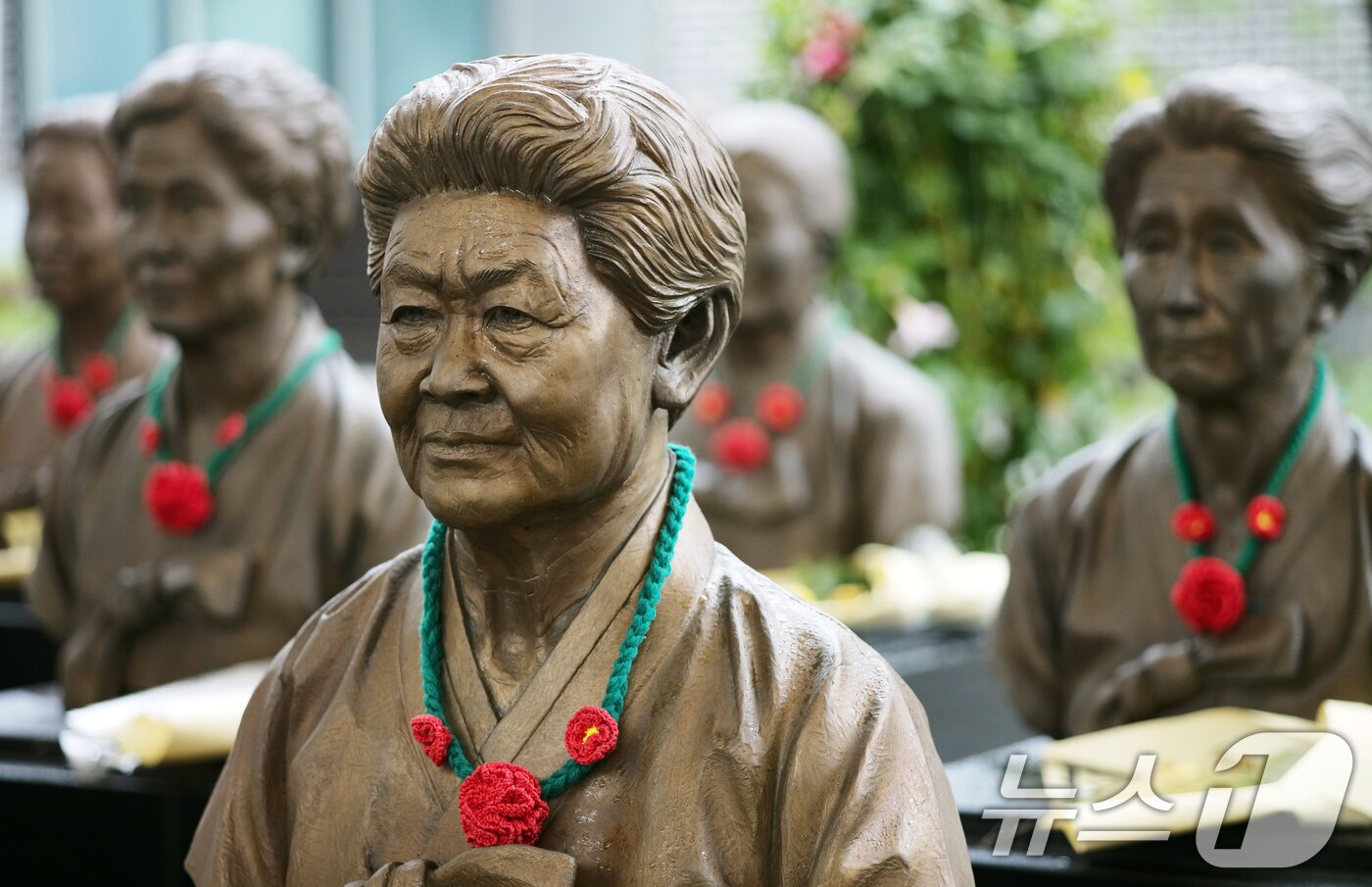 본문 이미지 - &#39;일본군 위안부 피해자 기림의 날&#39;인 14일 경기 광주시 퇴촌면 나눔의집에 위안부 피해자 할머니들의 흉상에 동백꽃 목걸이가 걸려 있다. ⓒ News1 김영운 기자