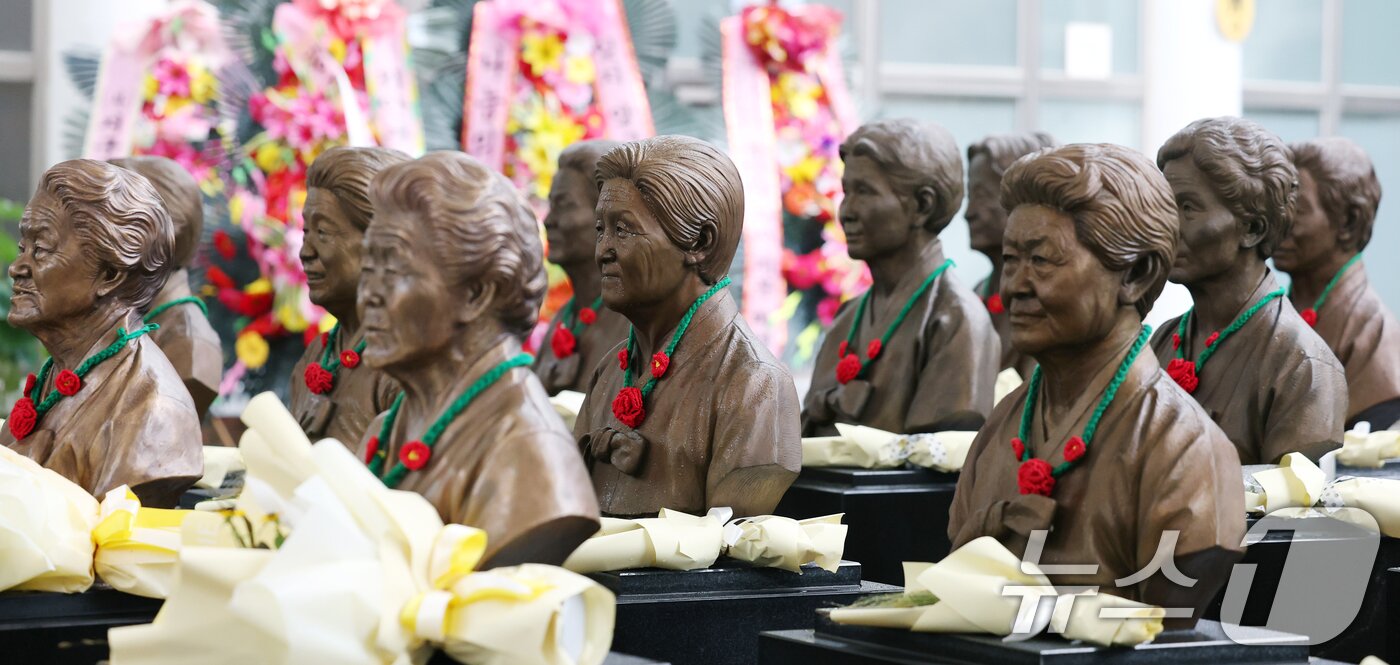 본문 이미지 - &#39;일본군 위안부 피해자 기림의 날&#39;인 14일 경기 광주시 퇴촌면 나눔의집에 위안부 피해자 할머니들의 흉상에 동백꽃 목걸이가 걸려 있다. ⓒ News1 김영운 기자