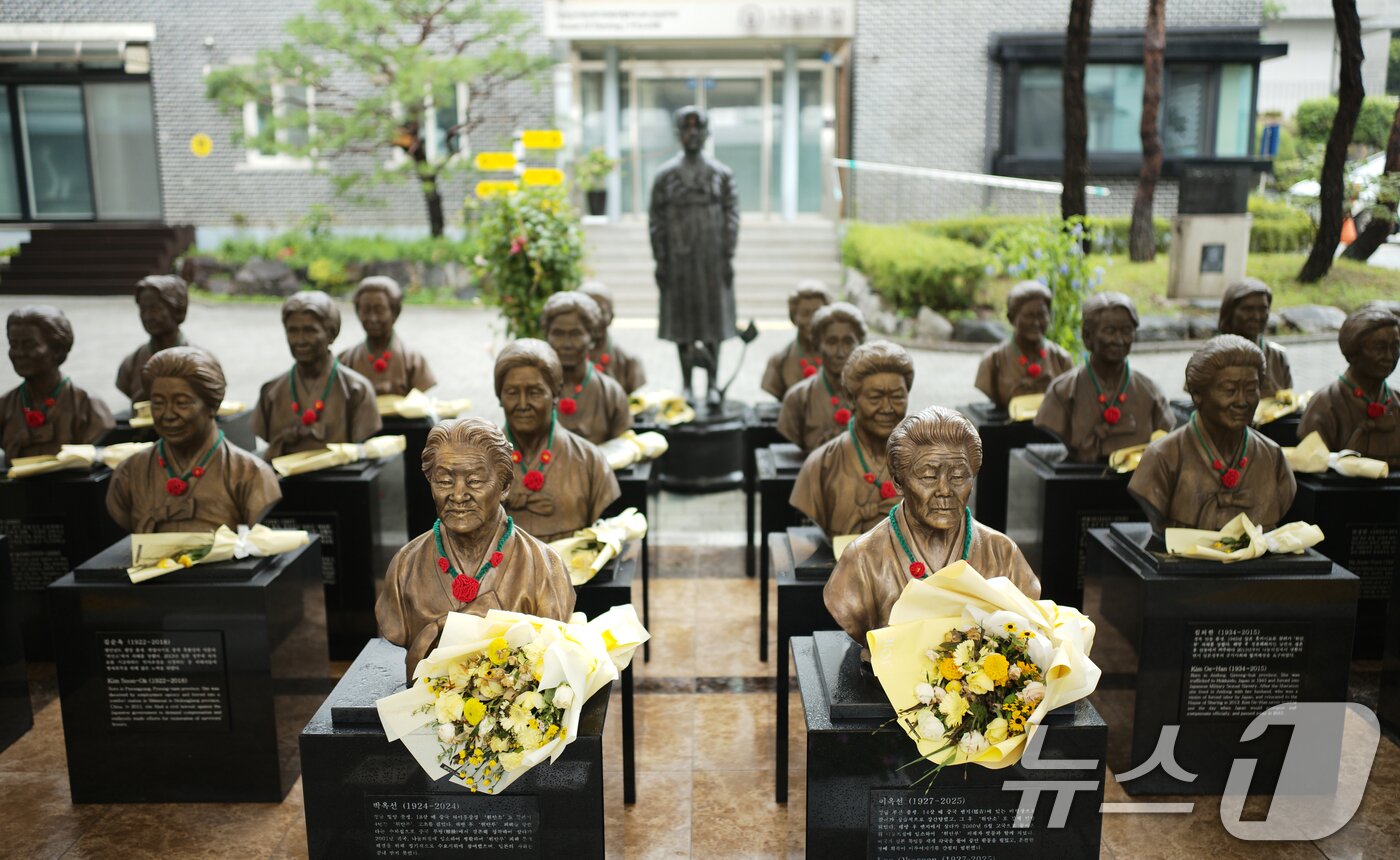 본문 이미지 - &#39;일본군 위안부 피해자 기림의 날&#39;인 14일 경기 광주시 퇴촌면 나눔의집에 위안부 피해자 할머니들의 흉상에 동백꽃 목걸이가 걸려 있다. ⓒ News1 김영운 기자