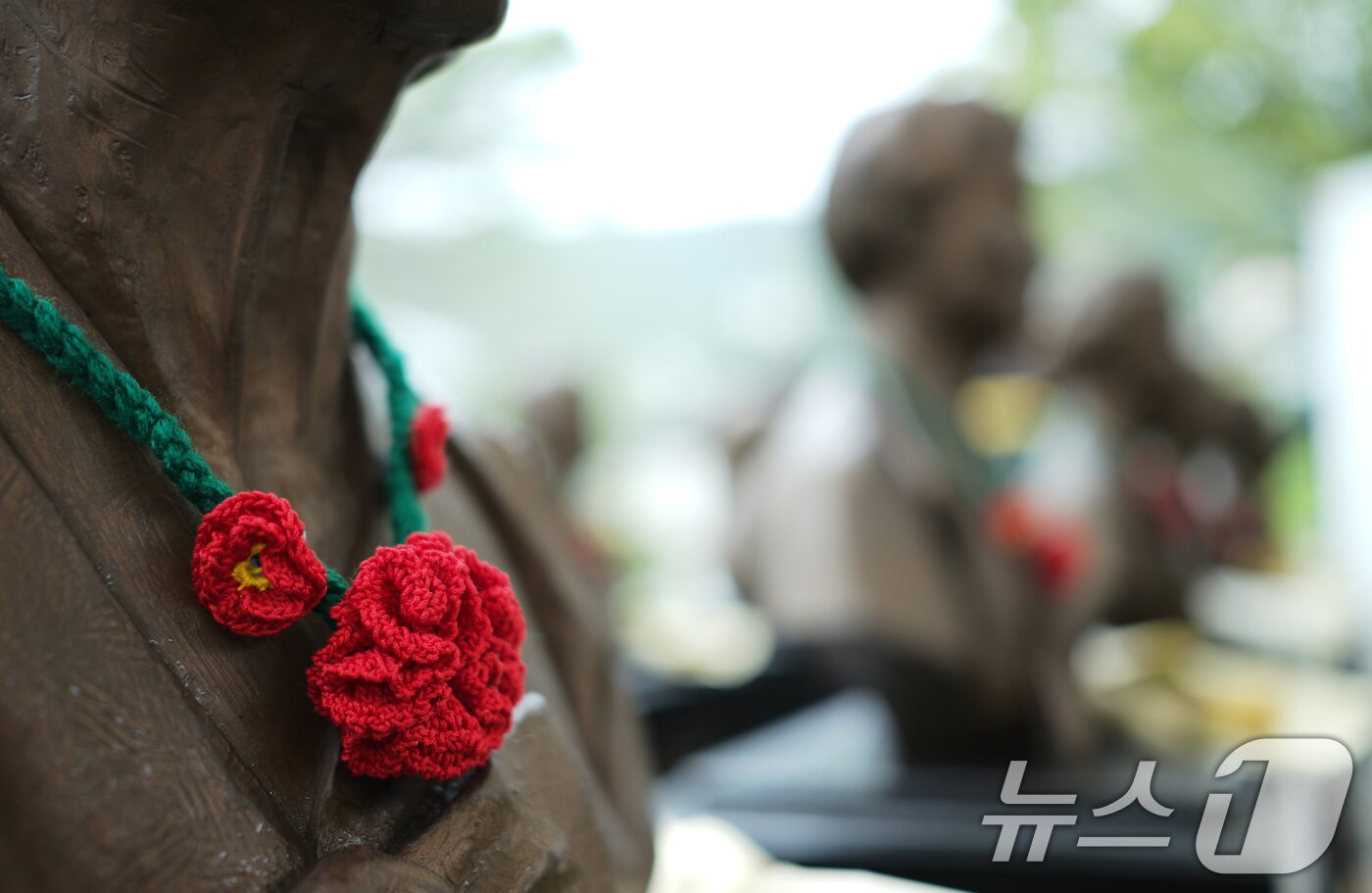 본문 이미지 - &#39;일본군 위안부 피해자 기림의 날&#39;인 14일 경기 광주시 퇴촌면 나눔의집에 위안부 피해자 할머니들의 흉상에 동백꽃 목걸이가 걸려 있다.  ⓒ News1 김영운 기자