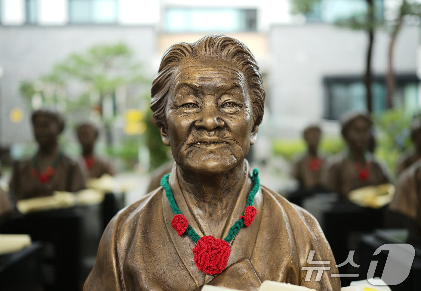 본문 이미지 - &#39;일본군 위안부 피해자 기림의 날&#39;인 14일 경기 광주시 퇴촌면 나눔의집에 위안부 피해자 할머니들의 흉상에 동백꽃 목걸이가 걸려 있다.  ⓒ News1 김영운 기자
