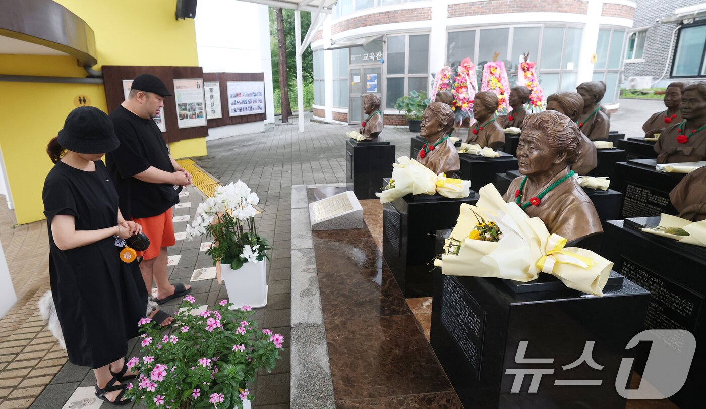 본문 이미지 - &#39;일본군 위안부 피해자 기림의 날&#39;인 14일 경기 광주시 퇴촌면 나눔의집을 찾은 시민들이 위안부 피해자 할머니들을 위해 기도를 하고 있다.  ⓒ News1 김영운 기자