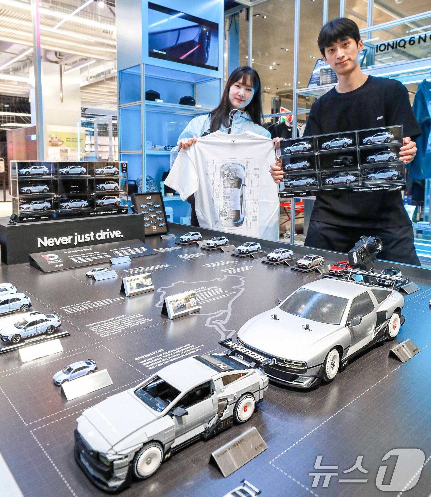 (서울=뉴스1) = 현대백화점은 오는 20일까지 더현대 서울 지하 2층 피어(PEER) 매장에서 '현대 N' 팝업스토어를 유통업계 최초로 진행한다고 밝혔다.14일 서울 영등포구 더 …