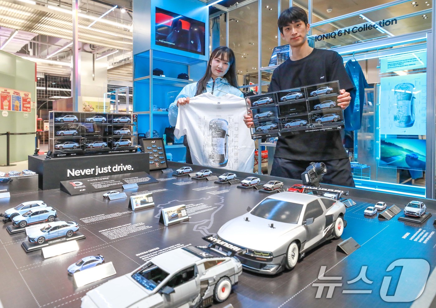 (서울=뉴스1) = 현대백화점은 오는 20일까지 더현대 서울 지하 2층 피어(PEER) 매장에서 '현대 N' 팝업스토어를 유통업계 최초로 진행한다고 밝혔다.14일 서울 영등포구 더 …