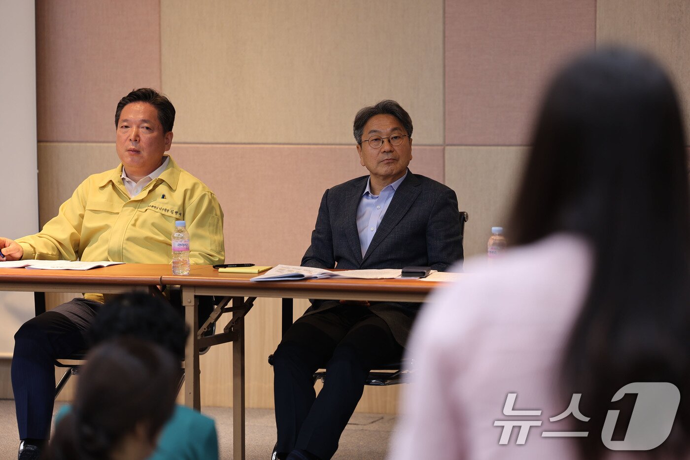 본문 이미지 - 14일 오전 광주 남구 양과동 SRF 시설에서 열린 주민간담회 효천지구 일대 주민들이 악취 문제를 토로하고 있다. ⓒ News1 박지현 기자