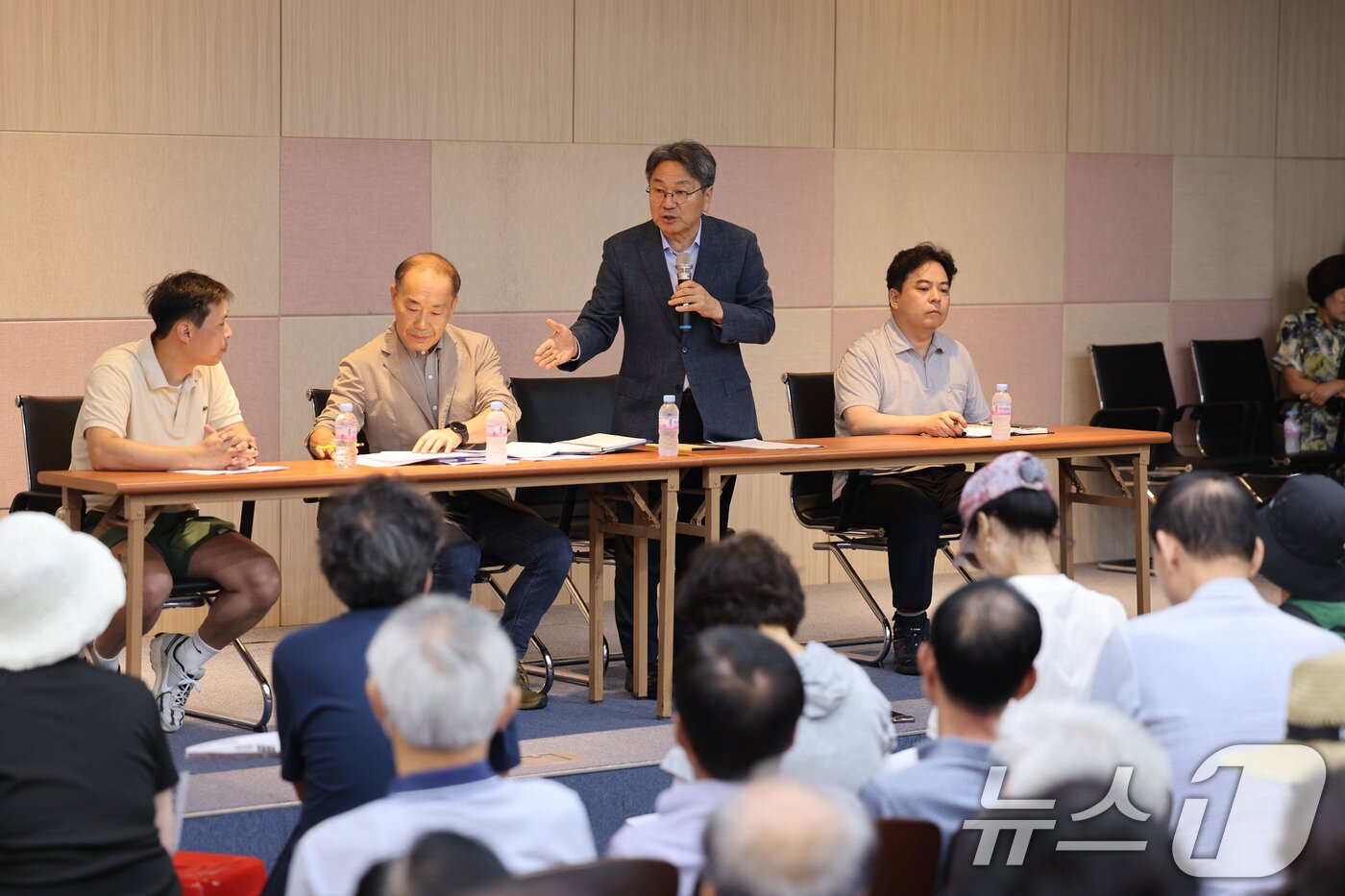 본문 이미지 - 14일 오전 광주 남구 양과동 SRF 시설에서 열린 주민간담회에서 답변하는 강기정 광주시장. ⓒ News1 박지현 기자