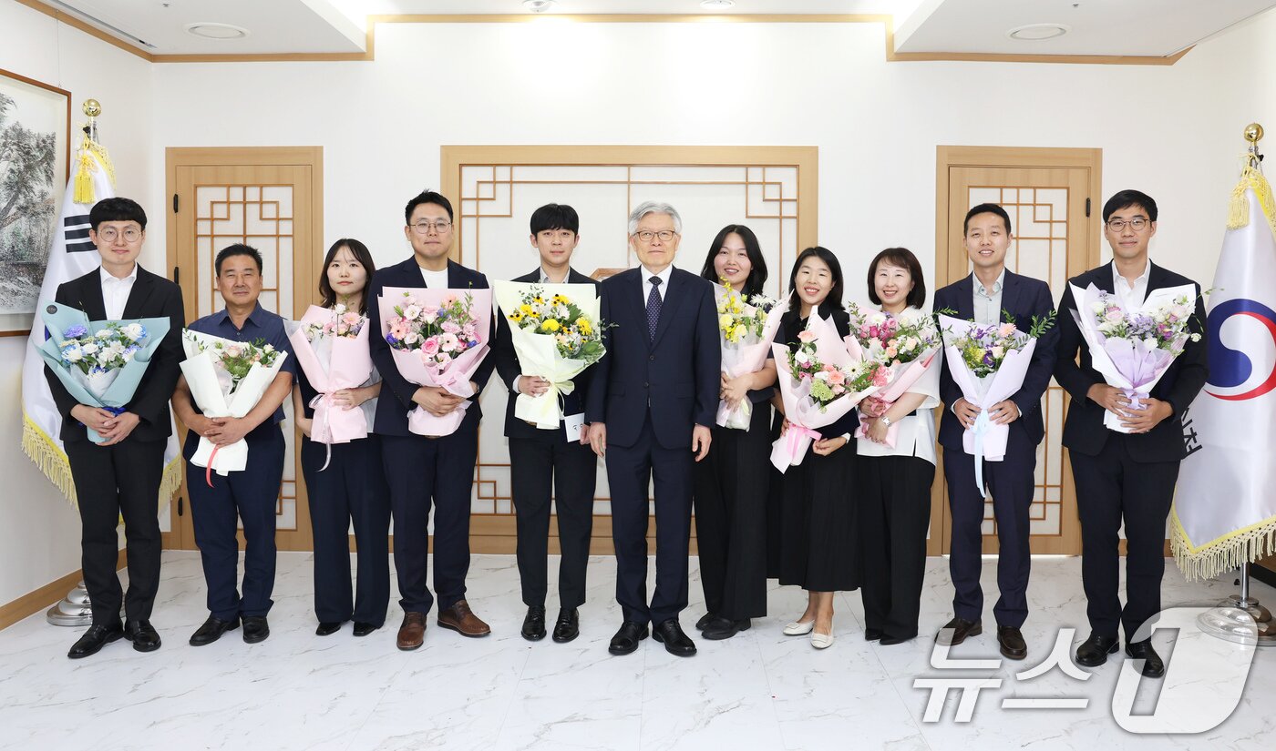 본문 이미지 - 최동석 인사혁신처장이 지난해 8월 14일 세종시 정부세종청사에서 열린 '2025년 상반기 적극행정 우수공무원 시상식'에서 수상자들과 함께 기념 촬영을 하고 있다. (인사혁신처 제공. 재판매 및 DB 금지) 2025.8.14/뉴스1