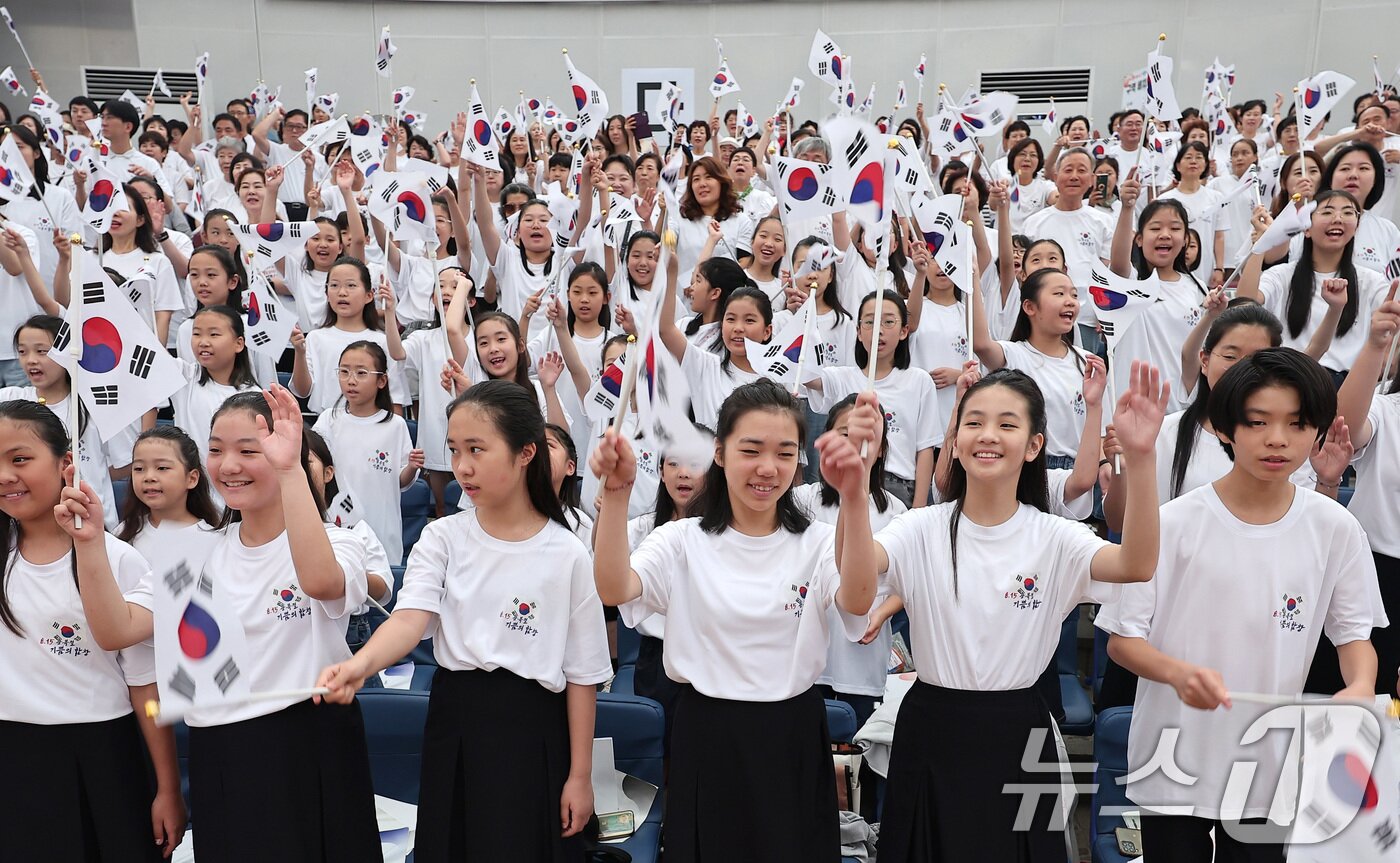 본문 이미지 - 14일 서울 송파구 서울놀이마당에서 열린 제80주년 광복절 기념 &#39;송파구민 대합창&#39;에서 어린이 합창단을 비롯한 참가자들이 태극기를 흔들며 대한민국 만세 삼창을 하고 있다. 2025.8.14/뉴스1 ⓒ News1 김성진 기자