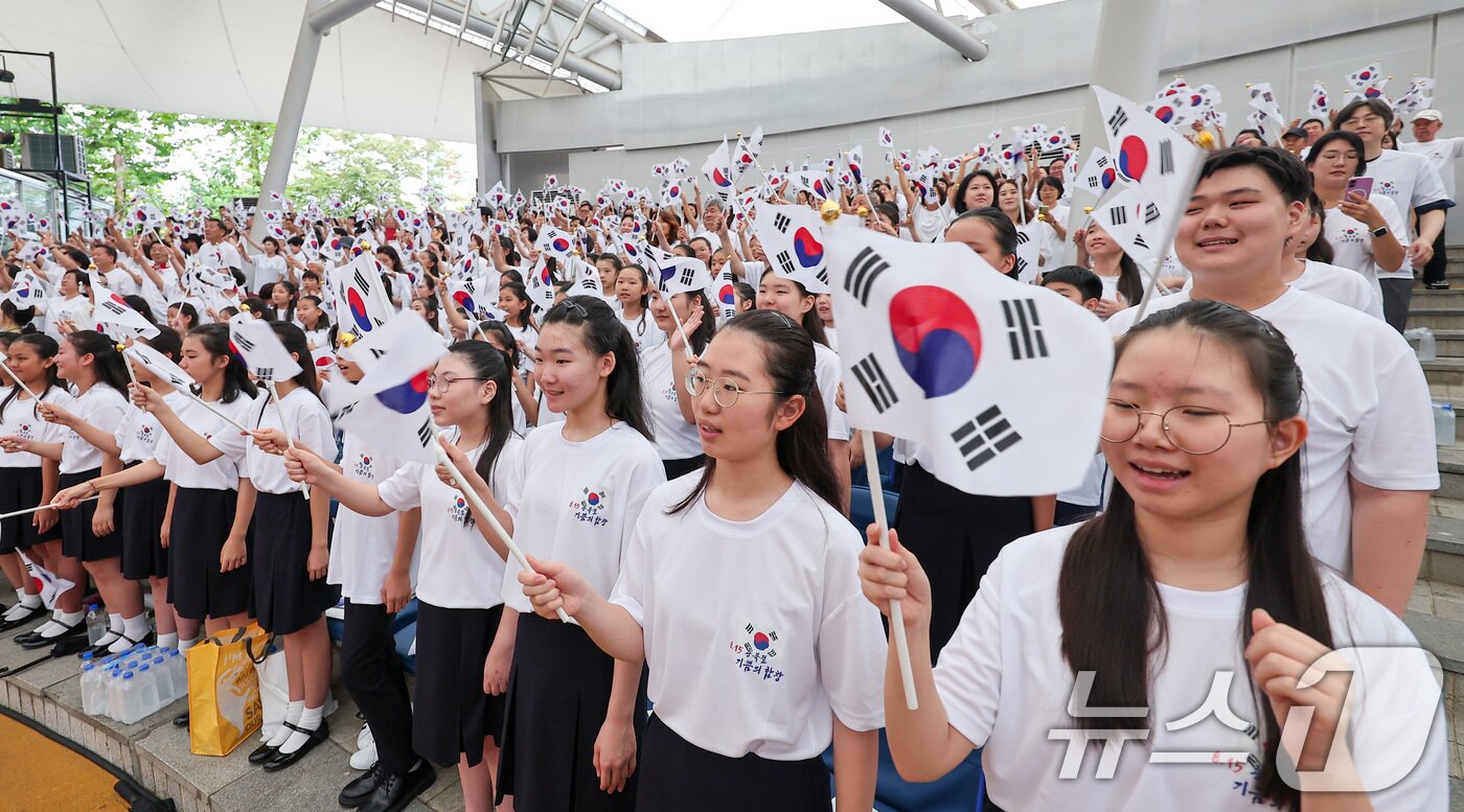 본문 이미지 - 14일 서울 송파구 서울놀이마당에서 열린 제80주년 광복절 기념 &#39;송파구민 대합창&#39;에서 어린이 합창단을 비롯한 참가자들이 태극기를 흔들며 대한민국 만세 삼창을 하고 있다. 2025.8.14/뉴스1 ⓒ News1 김성진 기자