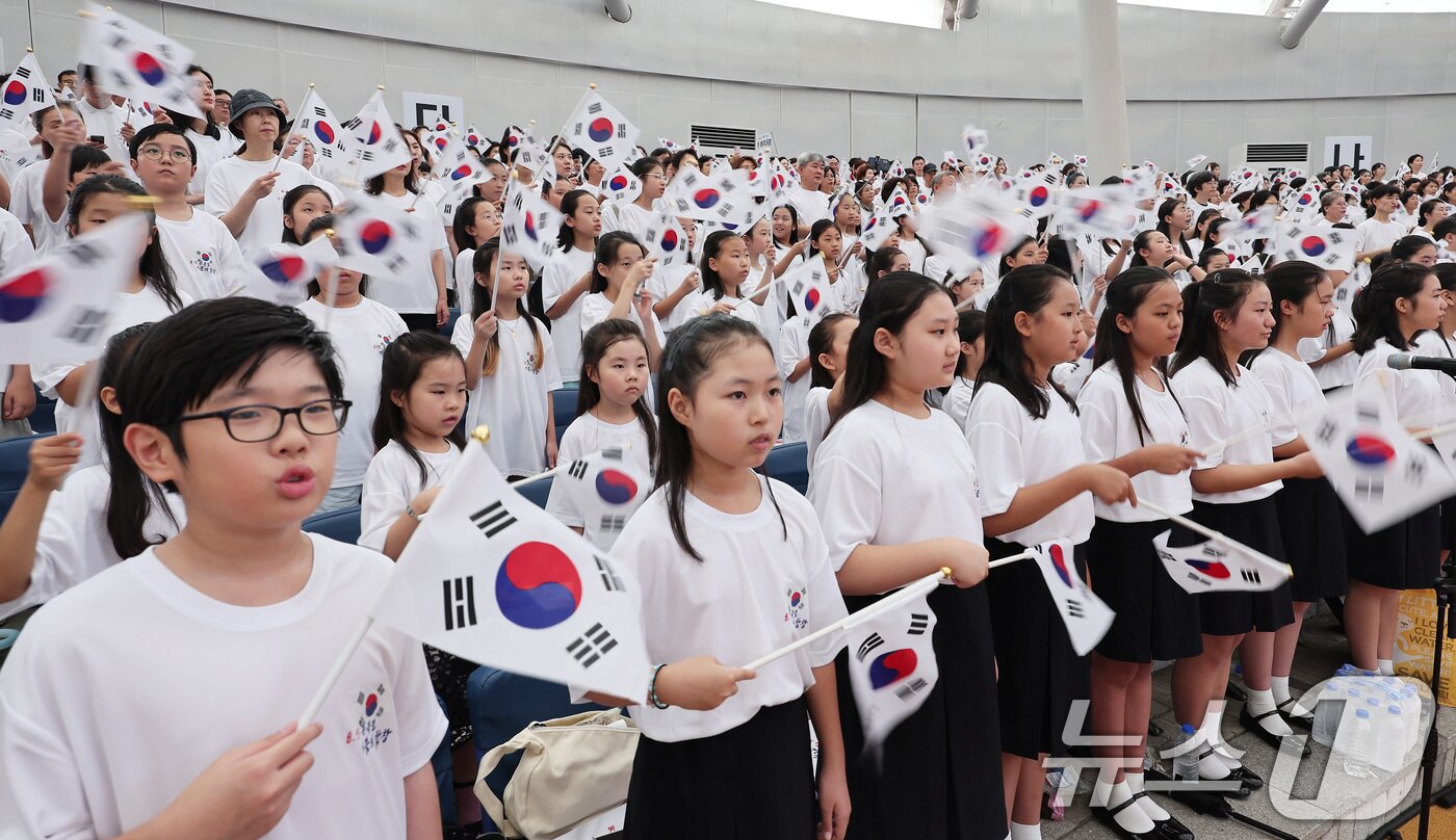 본문 이미지 - 14일 서울 송파구 서울놀이마당에서 열린 제80주년 광복절 기념 &#39;송파구민 대합창&#39;에서 어린이 합창단을 비롯한 참가자들이 광복절 노래를 부르고 있다. 2025.8.14/뉴스1 ⓒ News1 김성진 기자