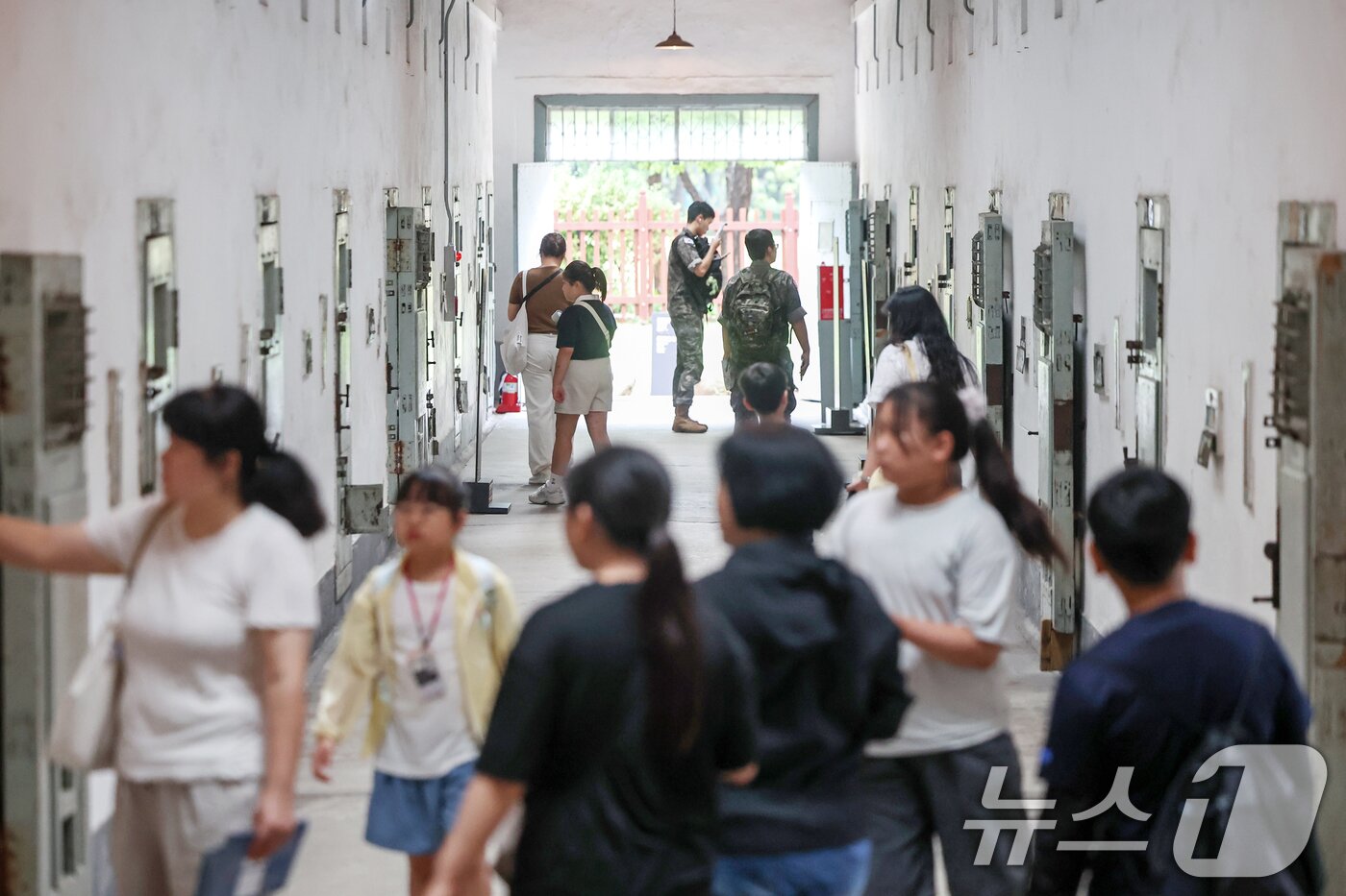 본문 이미지 - 제80주년 광복절을 하루 앞둔 14일 서울 서대문형무소역사관을 찾은 어린이들을 비롯한 관람객들이 수용동 내부를 살펴보고 있다 2025.8.14/뉴스1 ⓒ News1 민경석 기자