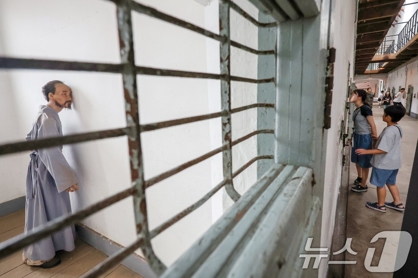 본문 이미지 - 제80주년 광복절을 하루 앞둔 14일 서울 서대문형무소역사관을 찾은 어린이들을 비롯한 관람객들이 수용동 내부를 살펴보고 있다 2025.8.14/뉴스1 ⓒ News1 민경석 기자