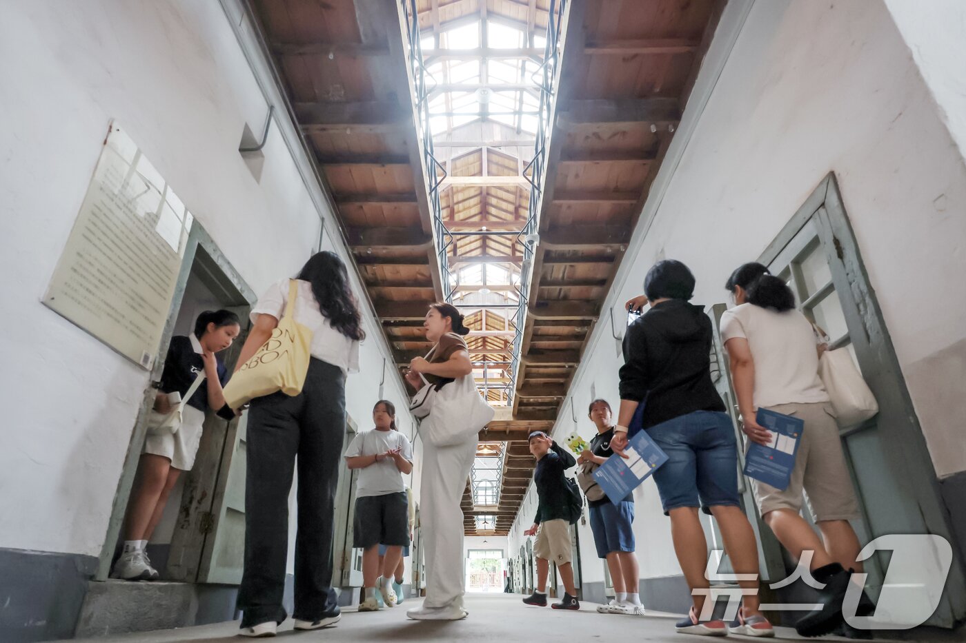 본문 이미지 - 제80주년 광복절을 하루 앞둔 14일 서울 서대문형무소역사관을 찾은 어린이들을 비롯한 관람객들이 수용동 내부를 살펴보고 있다 2025.8.14/뉴스1 ⓒ News1 민경석 기자