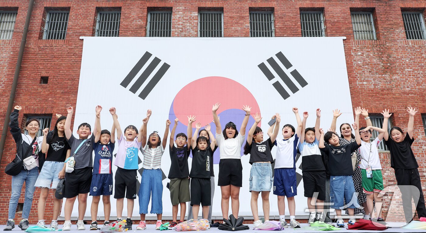 본문 이미지 - 제80주년 광복절을 하루 앞둔 14일 서울 서대문형무소역사관을 찾은 어린이들이 &#39;대한독립만세&#39;를 외치고 있다. 2025.8.14/뉴스1 ⓒ News1 민경석 기자