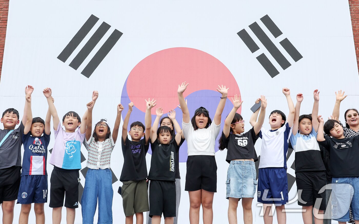 본문 이미지 - 제80주년 광복절을 하루 앞둔 14일 서울 서대문형무소역사관을 찾은 어린이들이 &#39;대한독립만세&#39;를 외치고 있다. 2025.8.14/뉴스1 ⓒ News1 민경석 기자