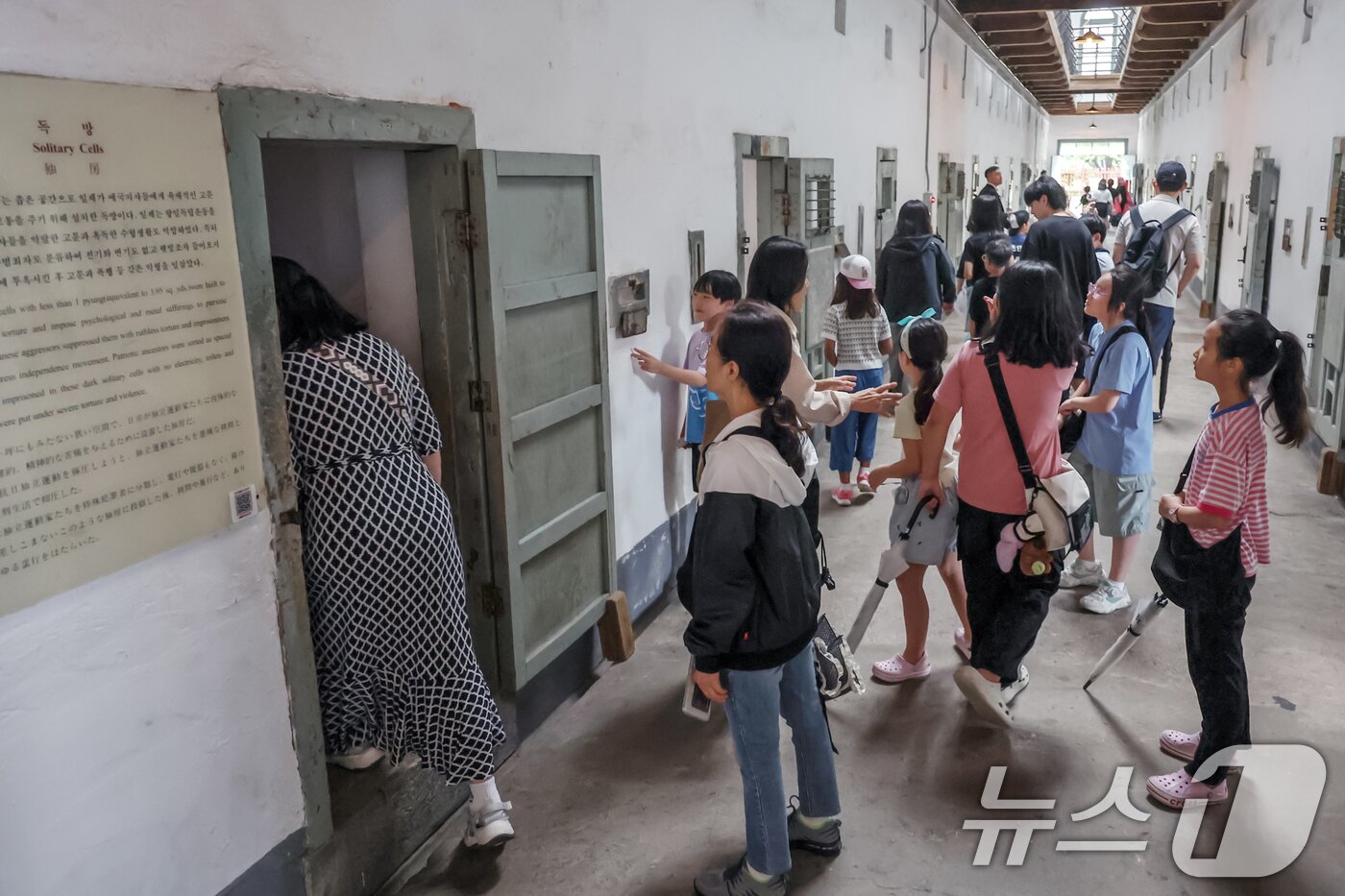 본문 이미지 - 제80주년 광복절을 하루 앞둔 14일 서울 서대문형무소역사관을 찾은 어린이들을 비롯한 관람객들이 수용동 내부를 살펴보고 있다 2025.8.14/뉴스1 ⓒ News1 민경석 기자