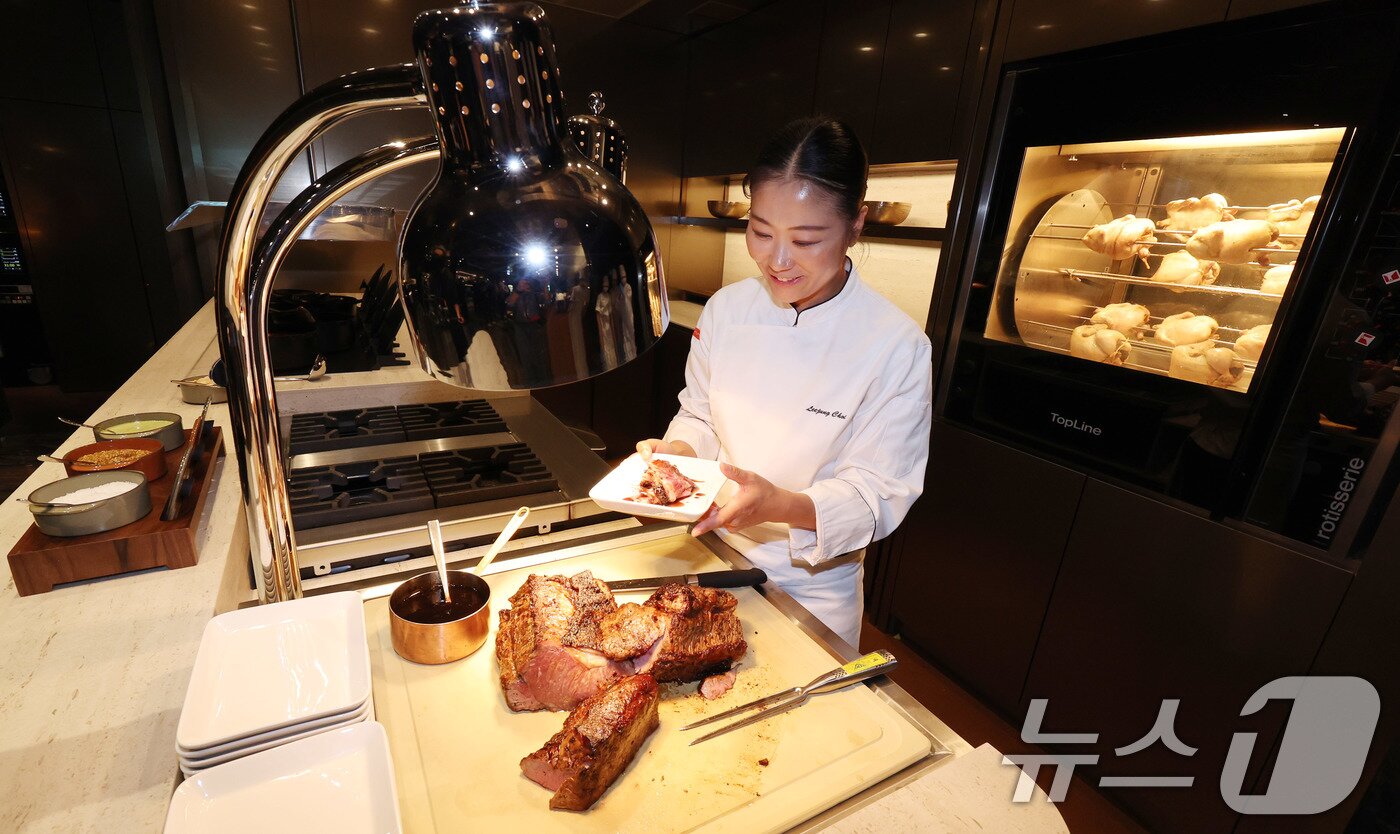본문 이미지 - 14일 인천국제공항 2터미널 대한항공 마일러 클럽 ‘라이브 스테이션’에서 셰프들이 음식을 조리하고 있다.(공동취재) 2025.8.14/뉴스1 ⓒ News1 박지혜 기자
