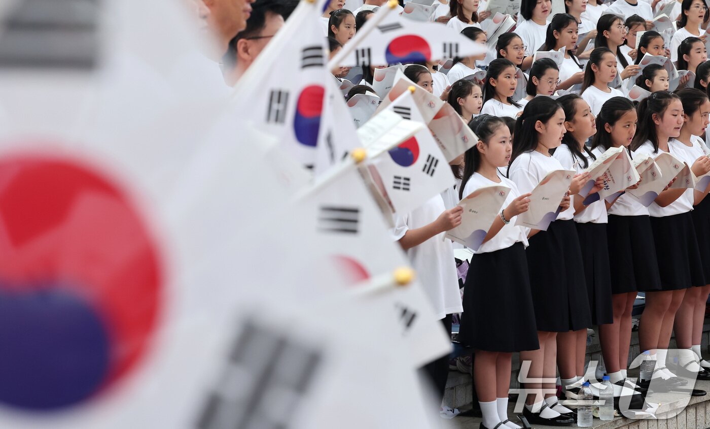 본문 이미지 - 14일 서울 송파구 서울놀이마당에서 열린 제80주년 광복절 기념 &#39;송파구민 대합창&#39;에서 어린이 합창단을 비롯한 참가자들이 광복절 노래를 부르고 있다. 2025.8.14/뉴스1 ⓒ News1 김성진 기자