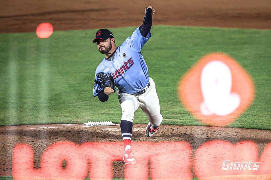 본문 이미지 - 롯데 자이언츠의 2025시즌 농사는 외국인 투수에게 달렸다. &#40;롯데 자이언츠 제공&#41;