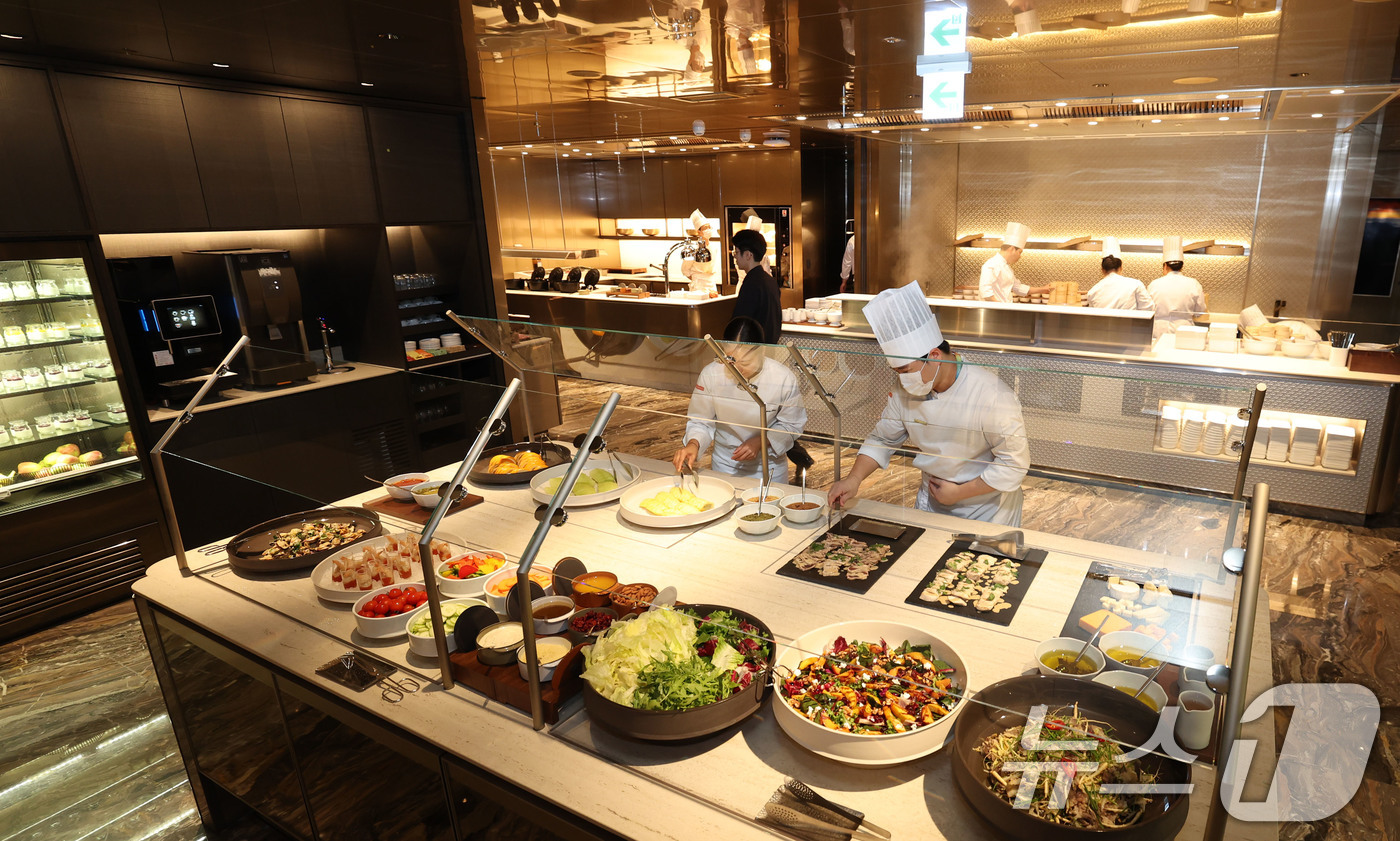 (인천공항=뉴스1) 박지혜 기자 = 14일 인천국제공항 제2터미널 대한항공 마일러클럽에서 신규라운지 오픈 행사가 진행되고 있다.대한항공은 이날 인천국제공항 라운지의 대대적인 리뉴얼 …