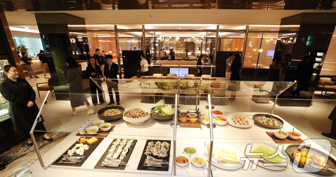 (인천공항=뉴스1) 박지혜 기자 = 14일 인천국제공항 제2터미널 대한항공 마일러클럽에서 신규라운지 오픈 행사가 진행되고 있다. 대한항공은 이날 인천국제공항 라운지의 대대적인 리뉴 …