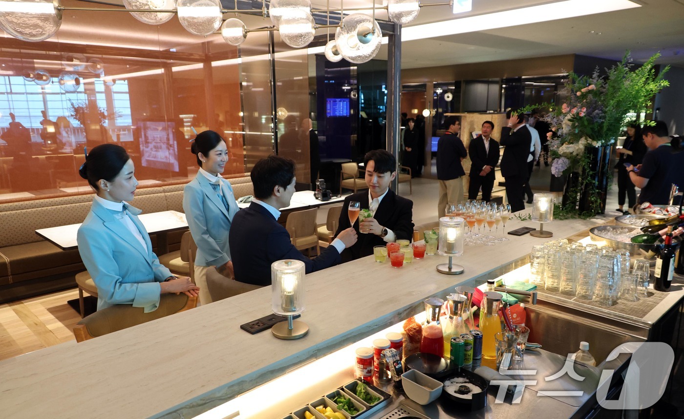 (인천공항=뉴스1) 박지혜 기자 = 14일 인천국제공항 제2터미널에서 열린 대한항공 신규라운지 오픈 행사에서 대한항공 직원들이 마일러 클럽을 소개하고 있다.대한항공은 이날 인천국제 …