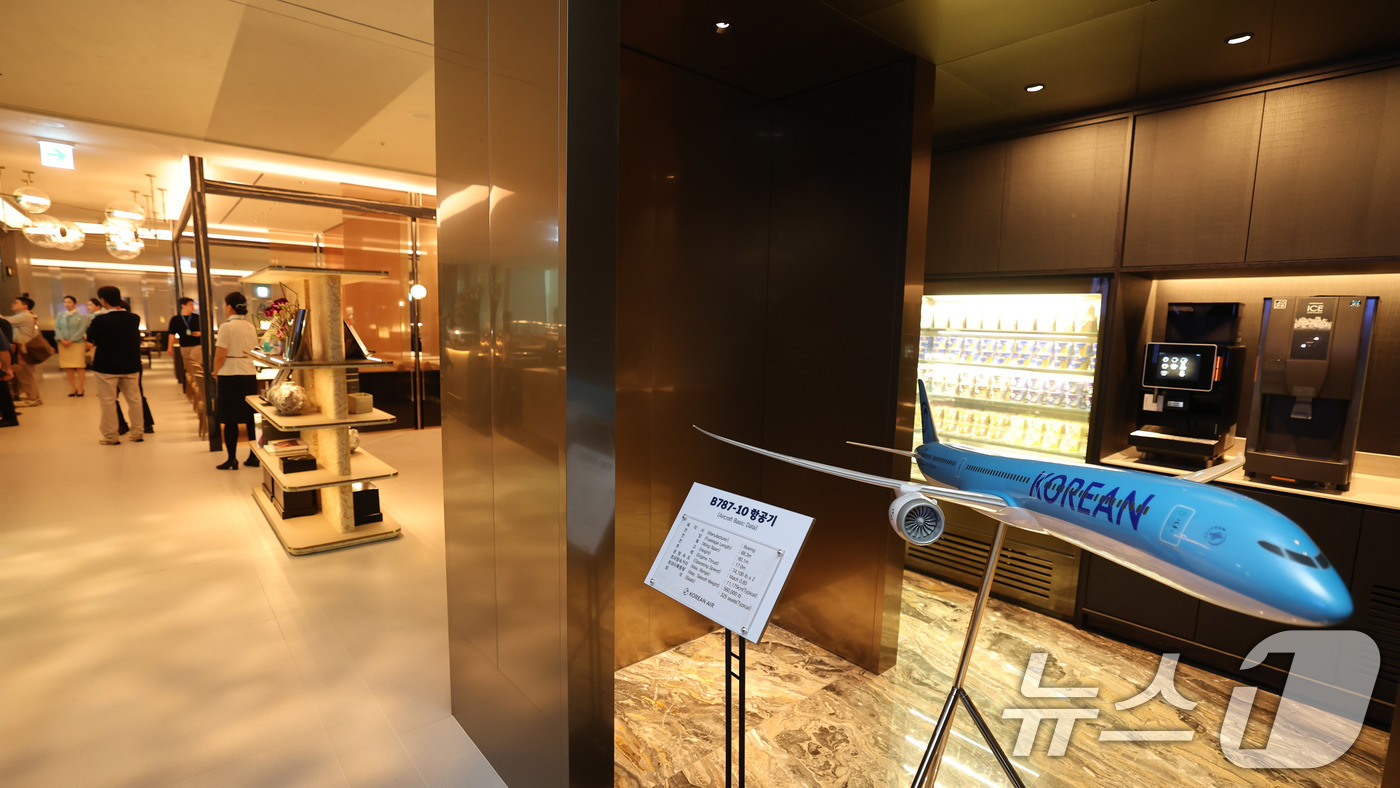 (인천공항=뉴스1) 박지혜 기자 = 14일 인천국제공항 제2터미널 대한항공 마일러클럽에서 열린 신규라운지 오픈 행사가 열리고 있다.국내 5성급 호텔 셰프들이 즉석에서 조리해주는 오 …