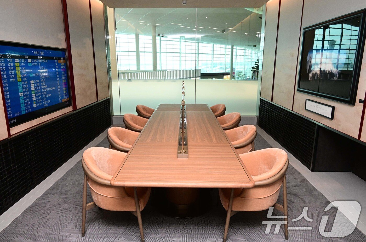 본문 이미지 - 대한항공은 인천국제공항 라운지의 대대적인 리뉴얼을 마치고 14일 사전 공개 행사를 열었다.(공동취재) 2025.8.14/뉴스1 ⓒ News1 박지혜 기자