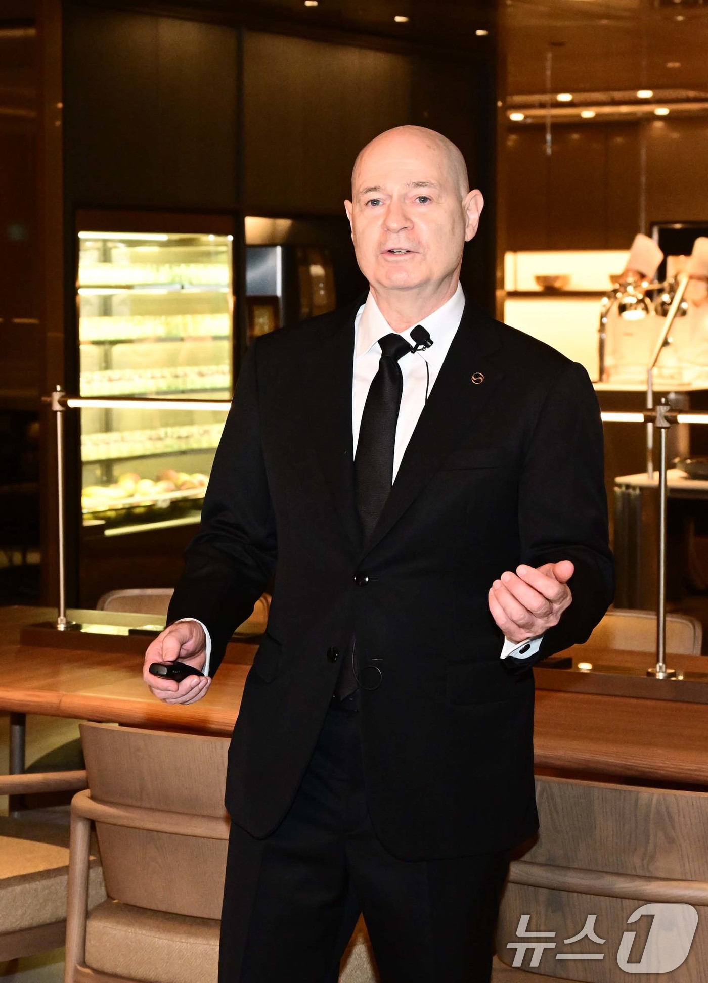 (인천공항=뉴스1) 박지혜 기자 = 데이비드 페이시 대한항공 기내식기판 및 라운지부문 부사장이 14일 인천국제공항 제2여객터미널에 위치한 대한항공 신규라운지 '마일러 클럽' 사전 …