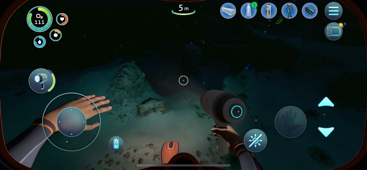 본문 이미지 - 밤이 되자 바다는 칠흑 같은 어둠으로 변했다. 한치 앞도 보이지 않아 손전등을 켰다.