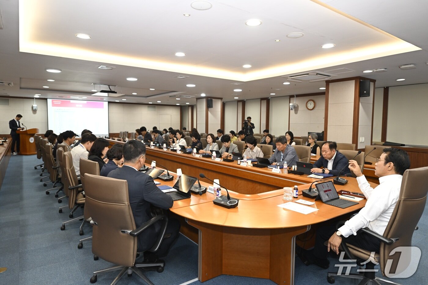 본문 이미지 - 14일 전북 남원시청에서 2025 국제드론제전 세부추진계획 보고회가 열린 가운데 최경식 시장이 철저한 대회 운영을 주문하고 있다.&#40;남원시 제공. 재판매 및 DB금지&#41;/뉴스1  