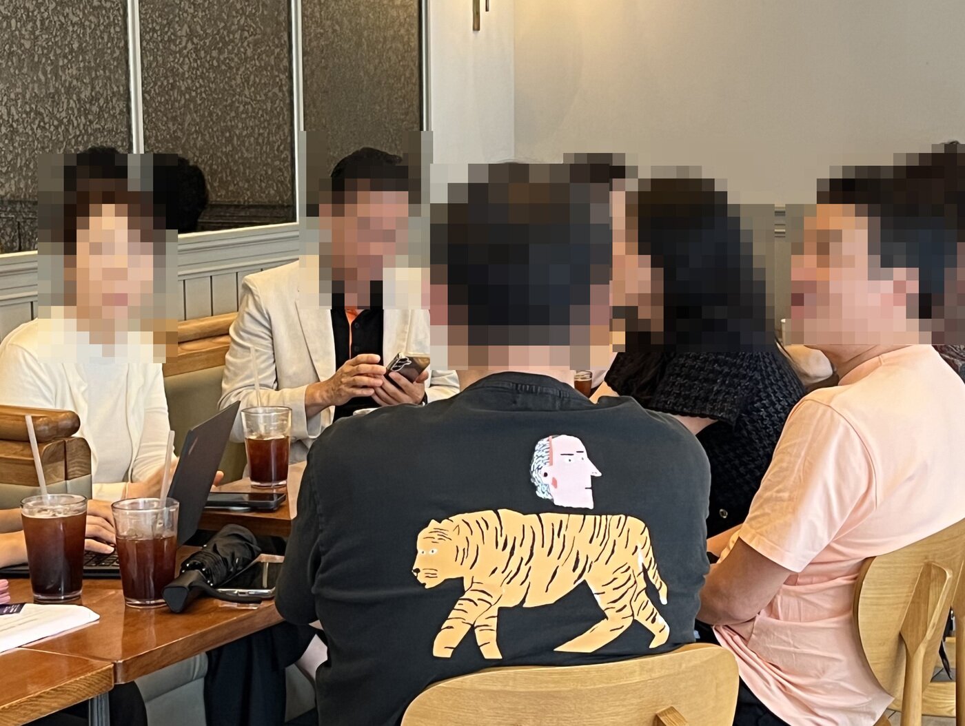 본문 이미지 - 13일 서울 모처에서 더본코리아 점주들이 기자와 인터뷰를 하고 있다.