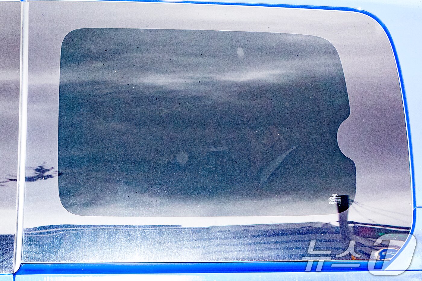 본문 이미지 - 김건희 여사가 14일 구속 후 첫 조사를 위해 서울 종로구에 마련된 민중기 특별검사팀(김건희 특검팀) 사무실로 호송차량을 타고 들어가고 있다. 2025.8.14/뉴스1 ⓒ News1 이승배 기자