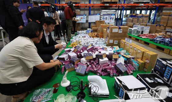 본문 이미지 - 14일 오전 인천 연수구 인천세관 통합검사센터 압수창고에서 5대 민생범죄 단속 물품들이 놓여져 있다. &#40;인천=뉴스1&#41; 김진환 기자  