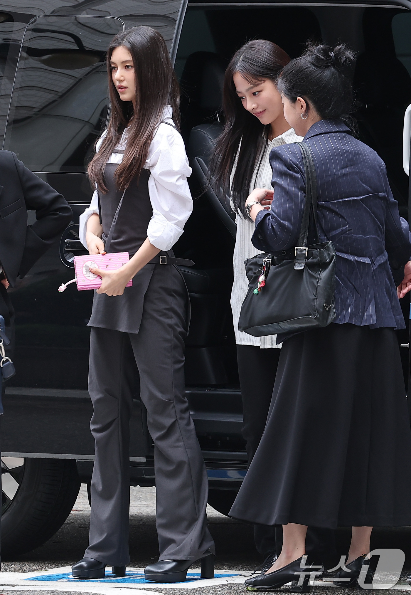 (서울=뉴스1) 김성진 기자 = 뉴진스 다니엘과 민지가 14일 서울 서초구 서울중앙지방법원에서 열린 어도어가 뉴진스를 상대로 제기한 전속계약 유효 확인 소송 조정기일에 출석하고 있 …