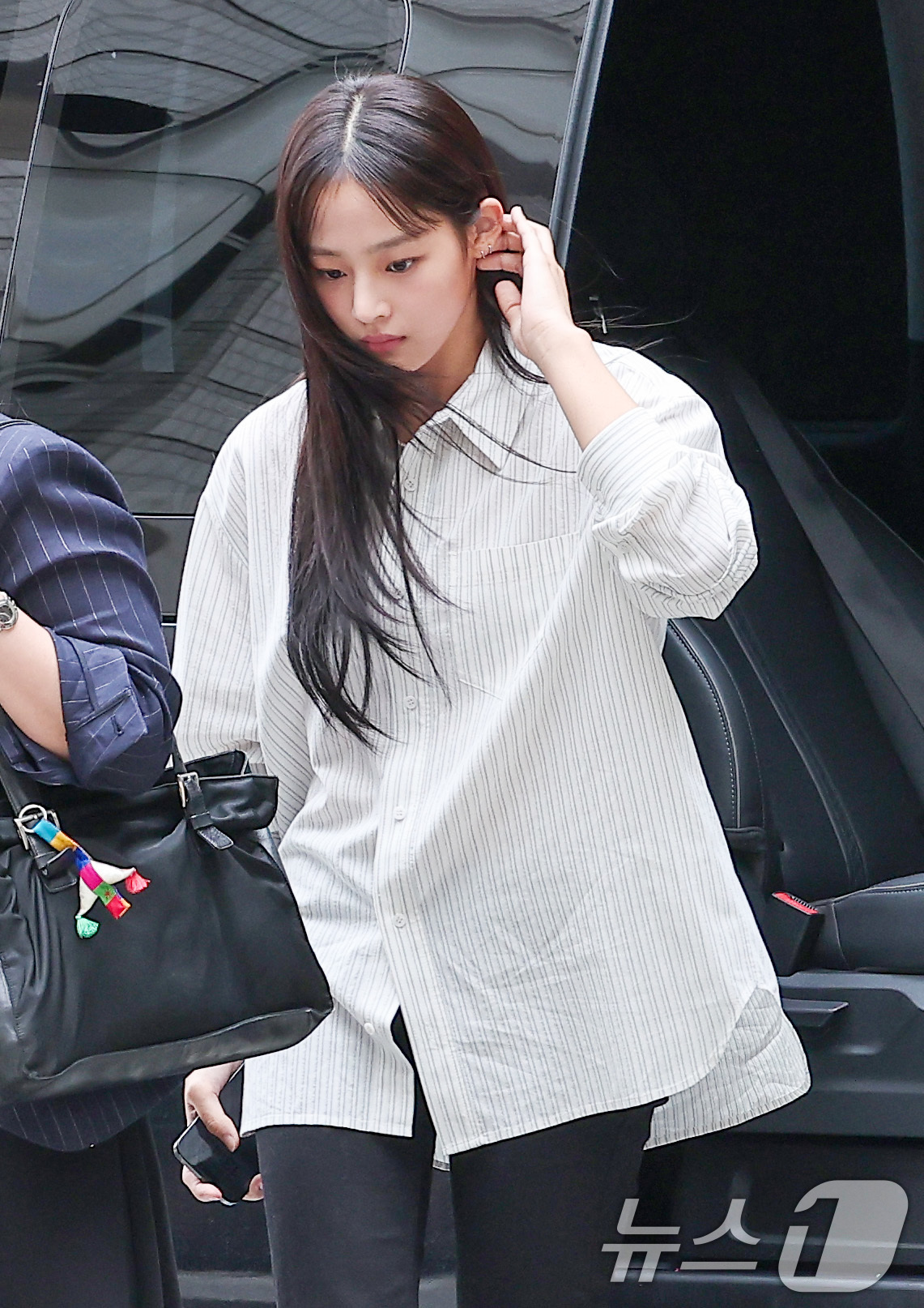 (서울=뉴스1) 김성진 기자 = 뉴진스 민지가 14일 서울 서초구 서울중앙지방법원에서 열린 어도어가 뉴진스를 상대로 제기한 전속계약 유효 확인 소송 조정기일에 출석하고 있다.뉴진스 …